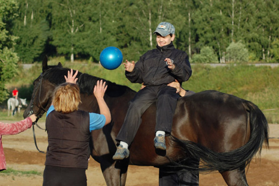 В Белоруссии больных ДЦП детей лечат лошади