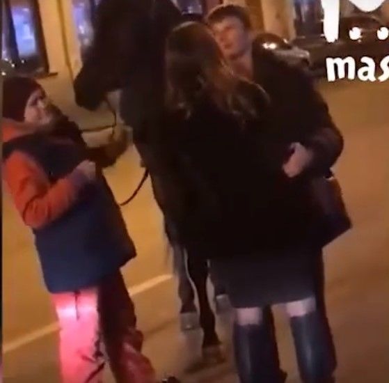 Футболист Аршавин прокатился с девушками на лошадях по зимнему Петербургу