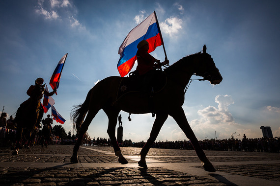 В Москве отметили День государственного флага кавалерийским шоу