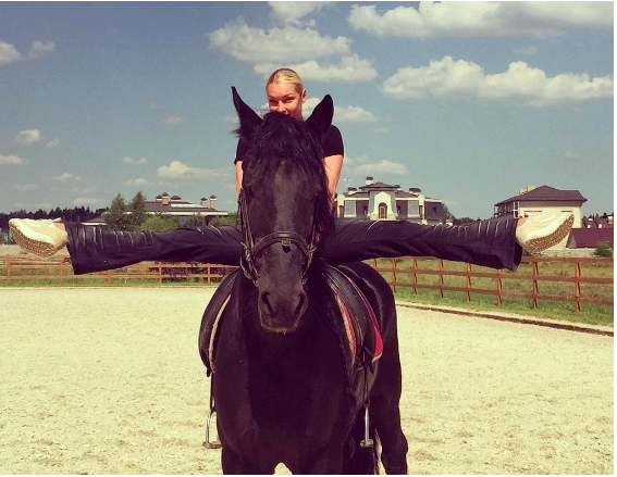 Волочкова сделала свой фирменный шпагат верхом на коне