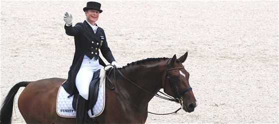 Всадница №1 готовит двух лошадей к Всемирным конным играм