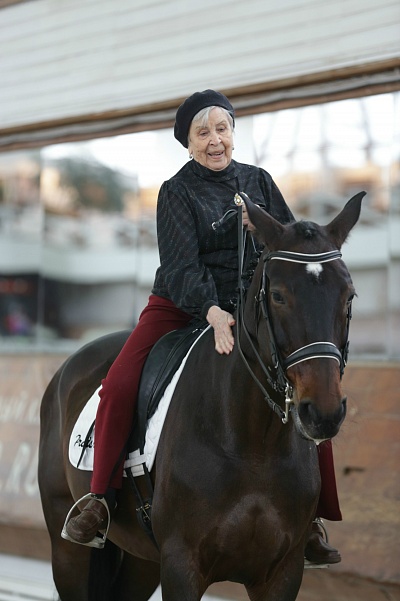 95-year old Nina Gromova returned to saddle