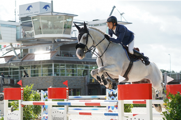 Олимпийская чемпионка Пенелопа Лепрево приветствует новую лошадь в своих конюшнях