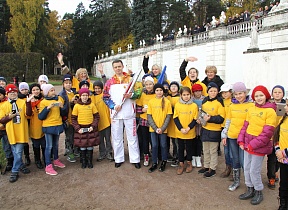 Директор КШВЕ Борис Петров и юные поклонники конного спорта	