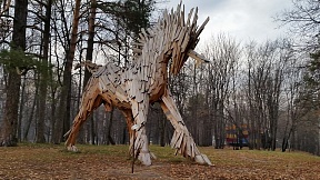 Волшебный конь украшает парк города Выкса