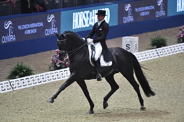 Эдвард Гал на Глок’с Зоник одержал победу в Большом призе на Международном конном шоу «Олимпия»