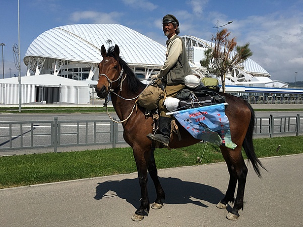 Россиянин Цзин Ли отправился в конное путешествие по городам ЧМ от стадиона "Фишт" в Сочи