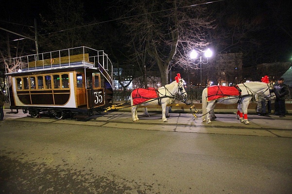 В Москве показали конный трамвай